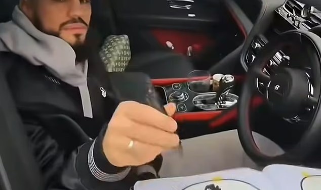 开云体育官网-邮报：对于训练基地外倒卖签名者，曼联球员越来越感到不满