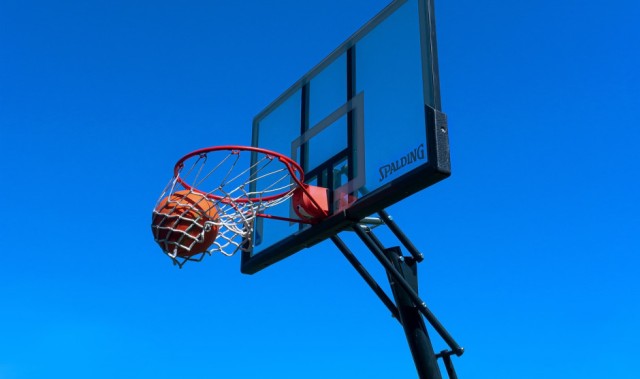 恭喜！CBA全明星邹阳官宣女儿出生妻子曝光是大7岁水均益爱女