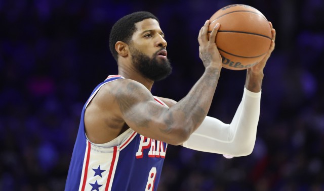 开云体育下载-76人客战猛龙 保罗·乔治因左膝酸痛临时退出比赛 乌布雷顶替先发