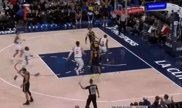 开云-库里第三节连续取分，目前13投7中已经得到22分5篮板