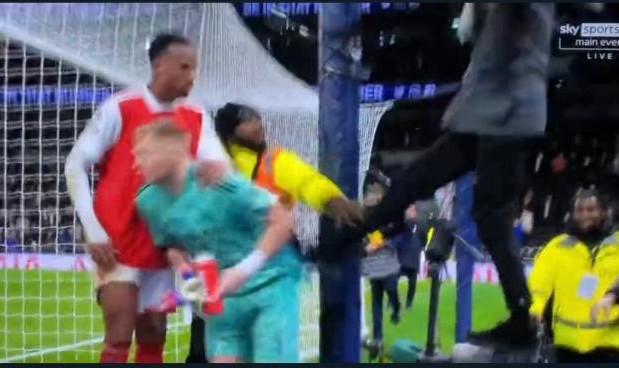 开云APP-好身手，枪手门神7次救主！好涵养，挨踢挨打不还手